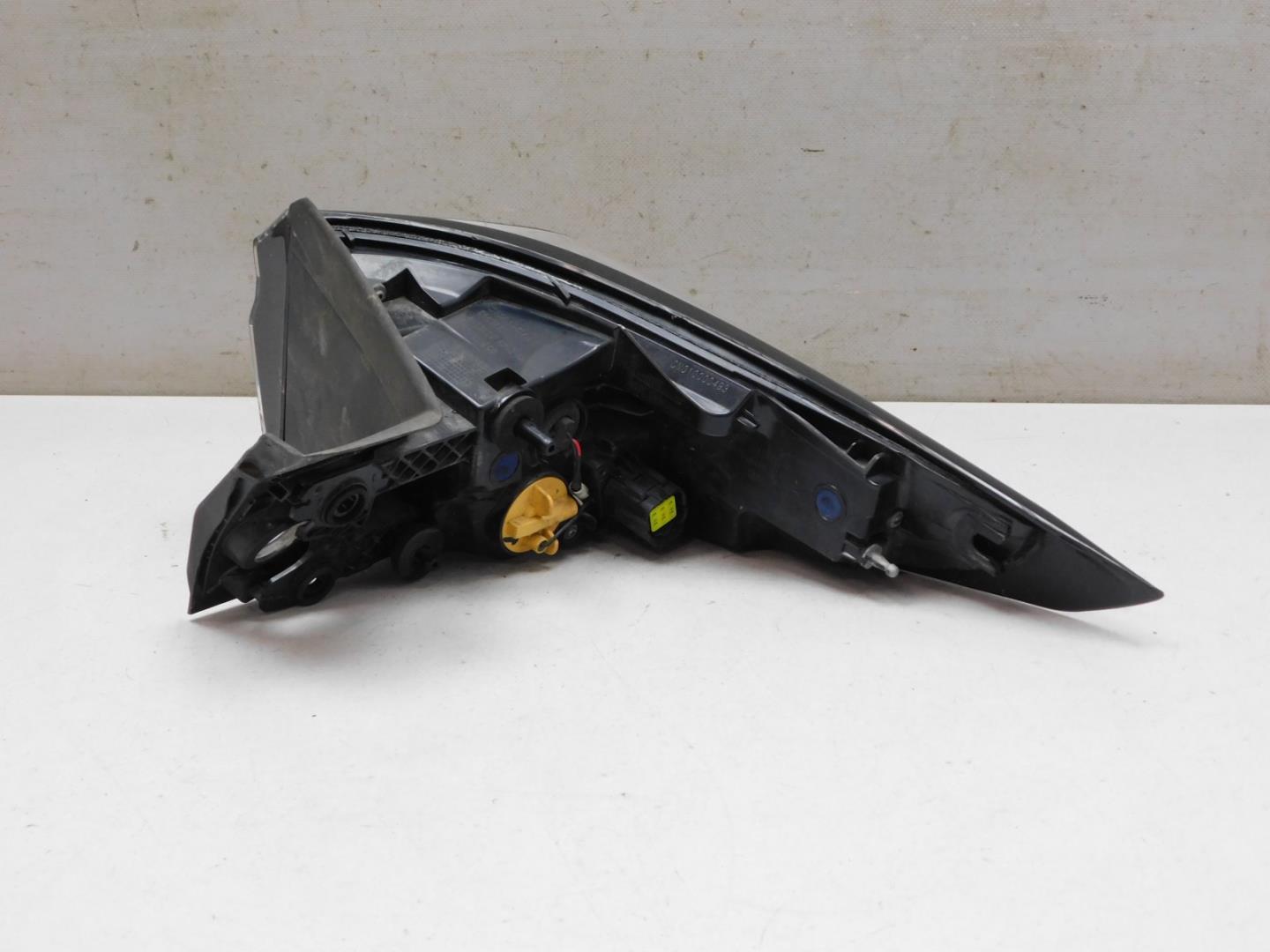 Фонарь задний наружный левый