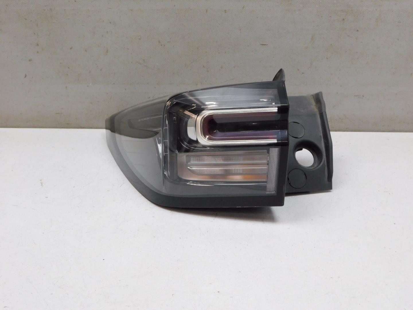 Фонарь задний наружный левый