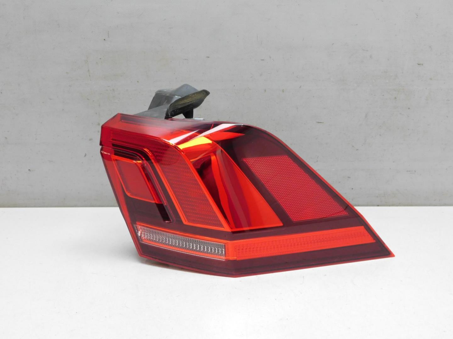 Фонарь задний наружный правый