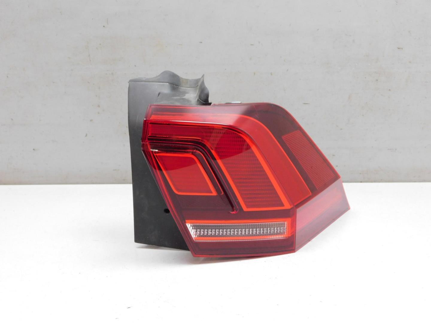 Фонарь задний наружный правый