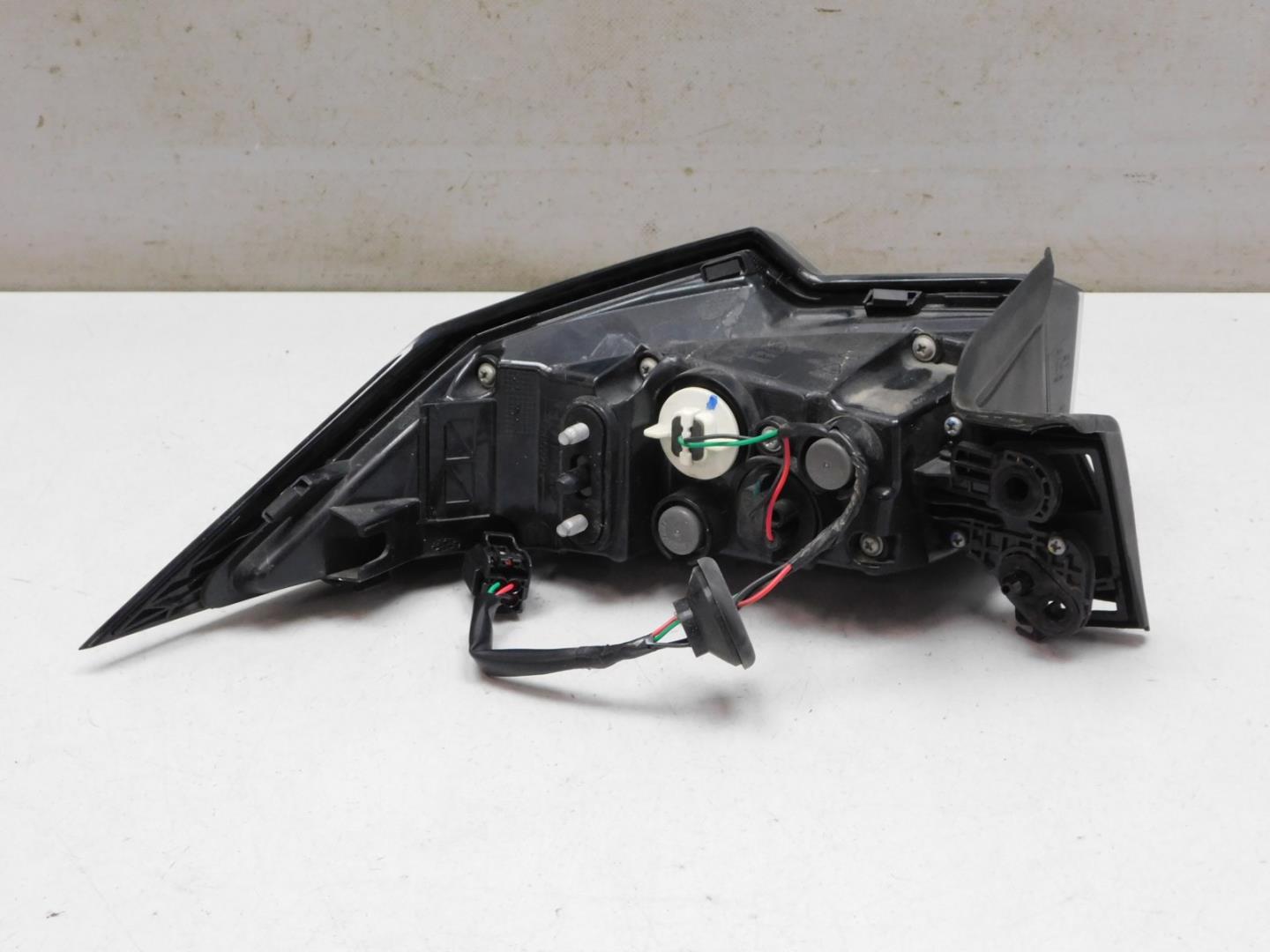 Фонарь задний наружный правый