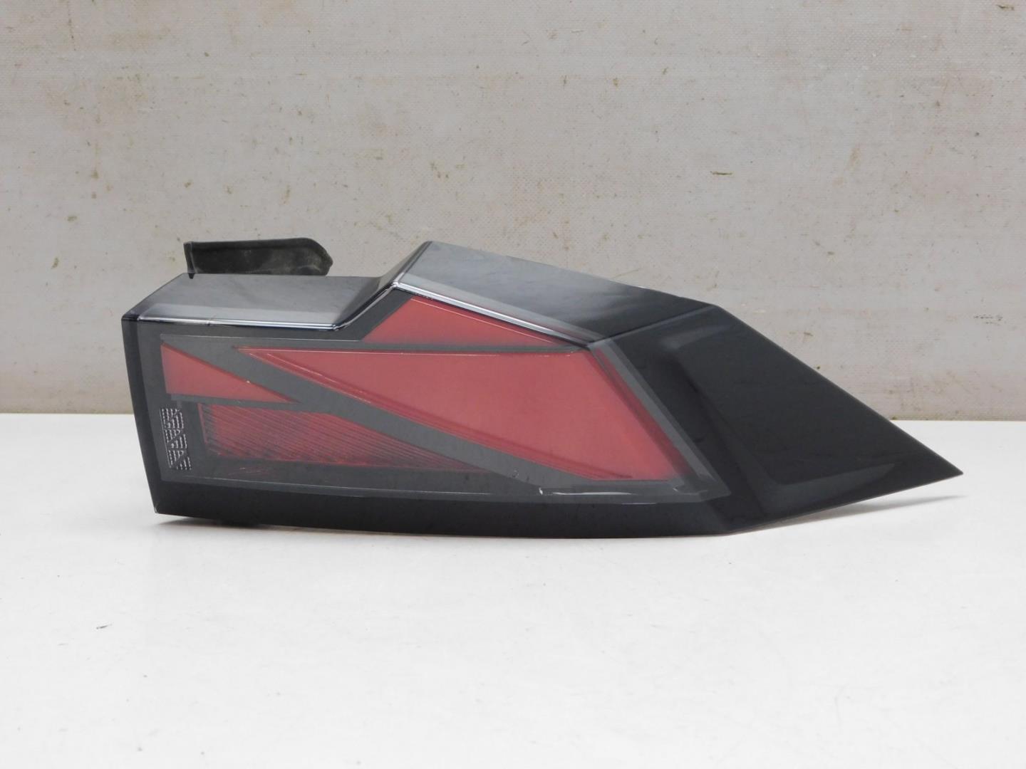 Фонарь задний наружный правый