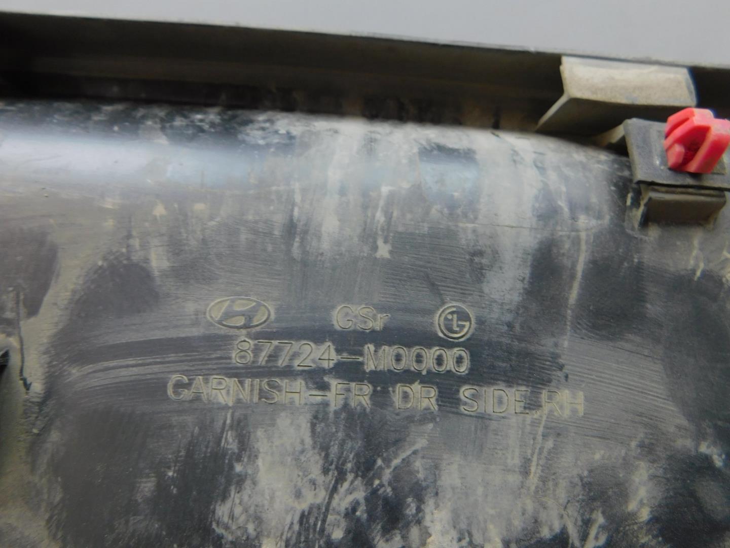 Накладка двери передней правой