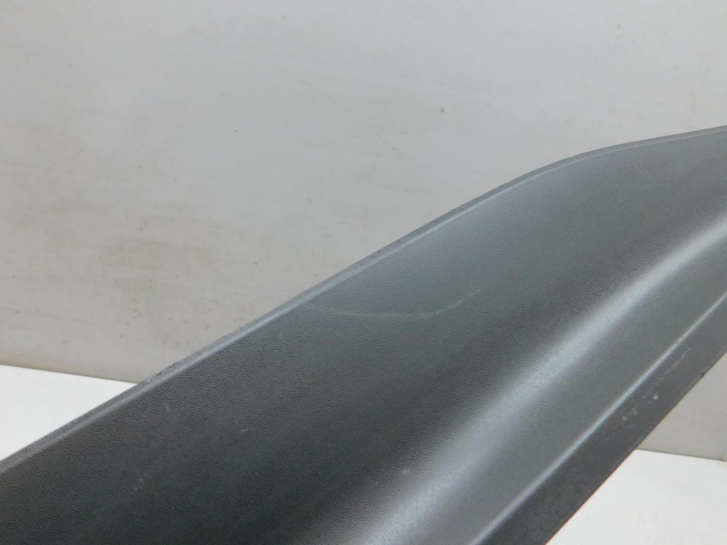 Накладка двери передней правой