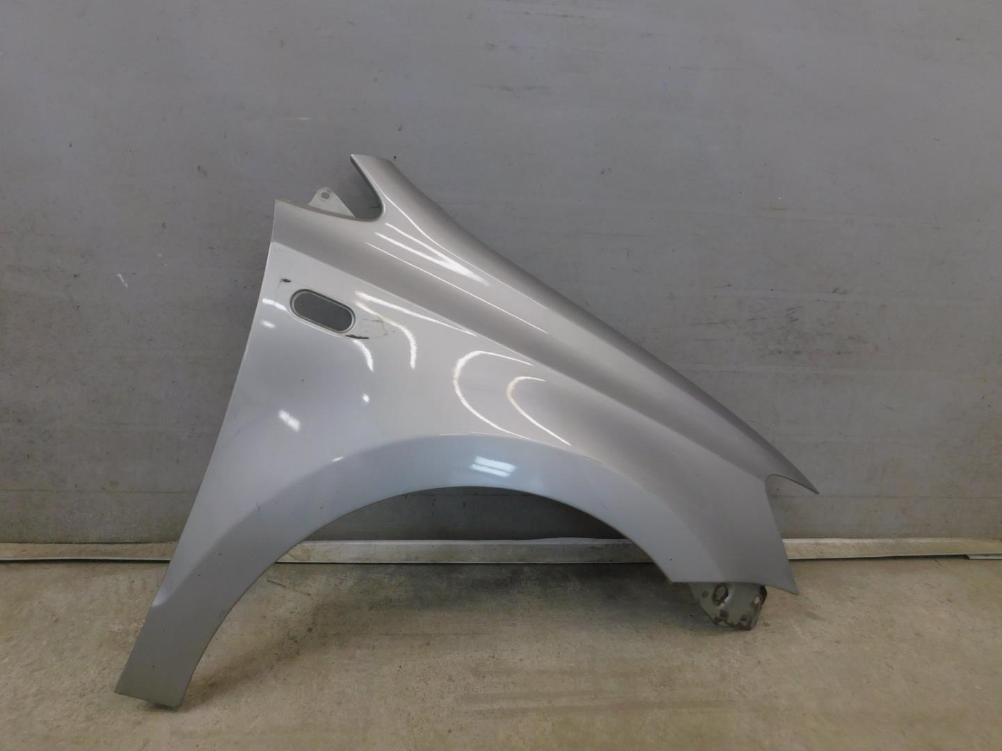 Крыло переднее правое