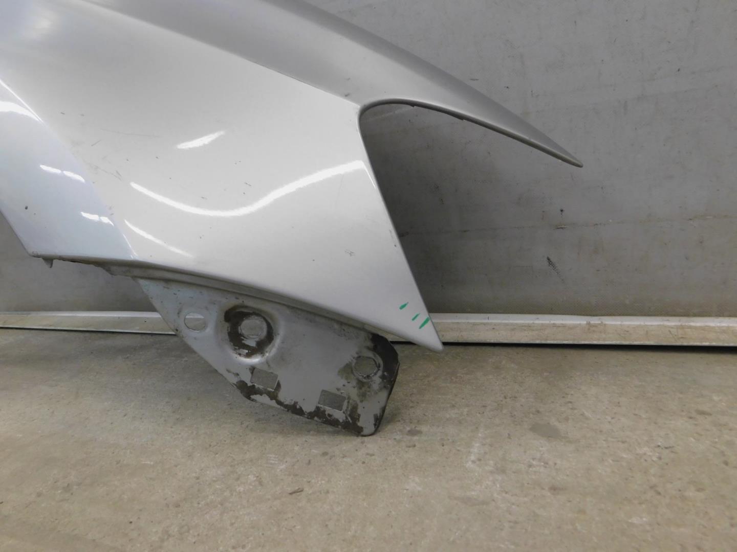 Крыло переднее правое