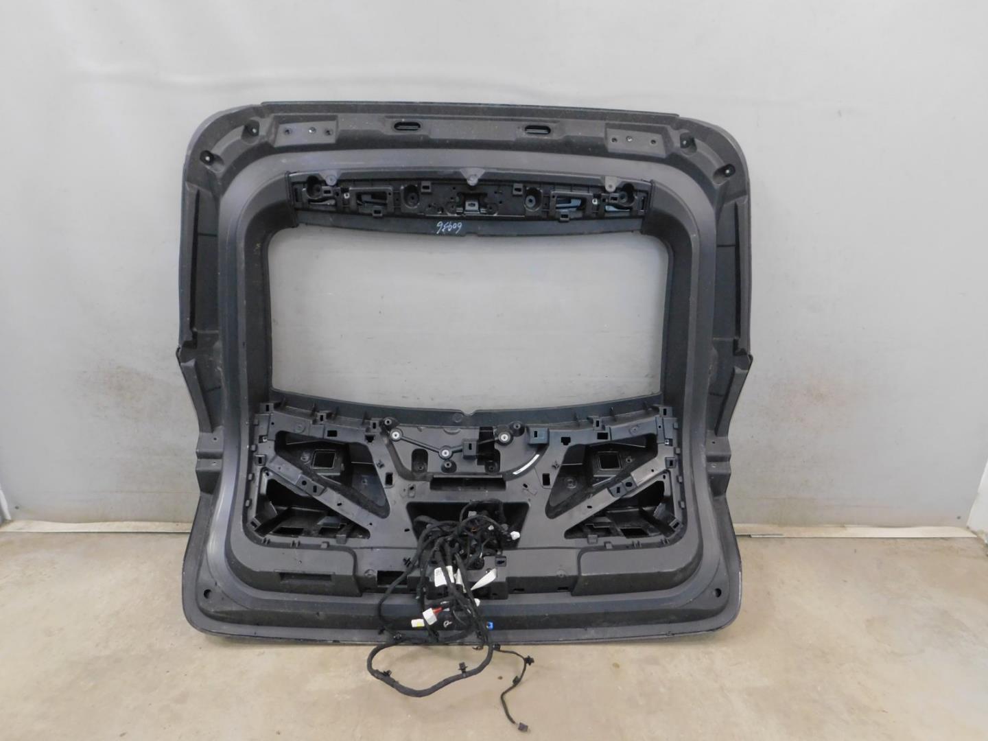 Дверь багажника