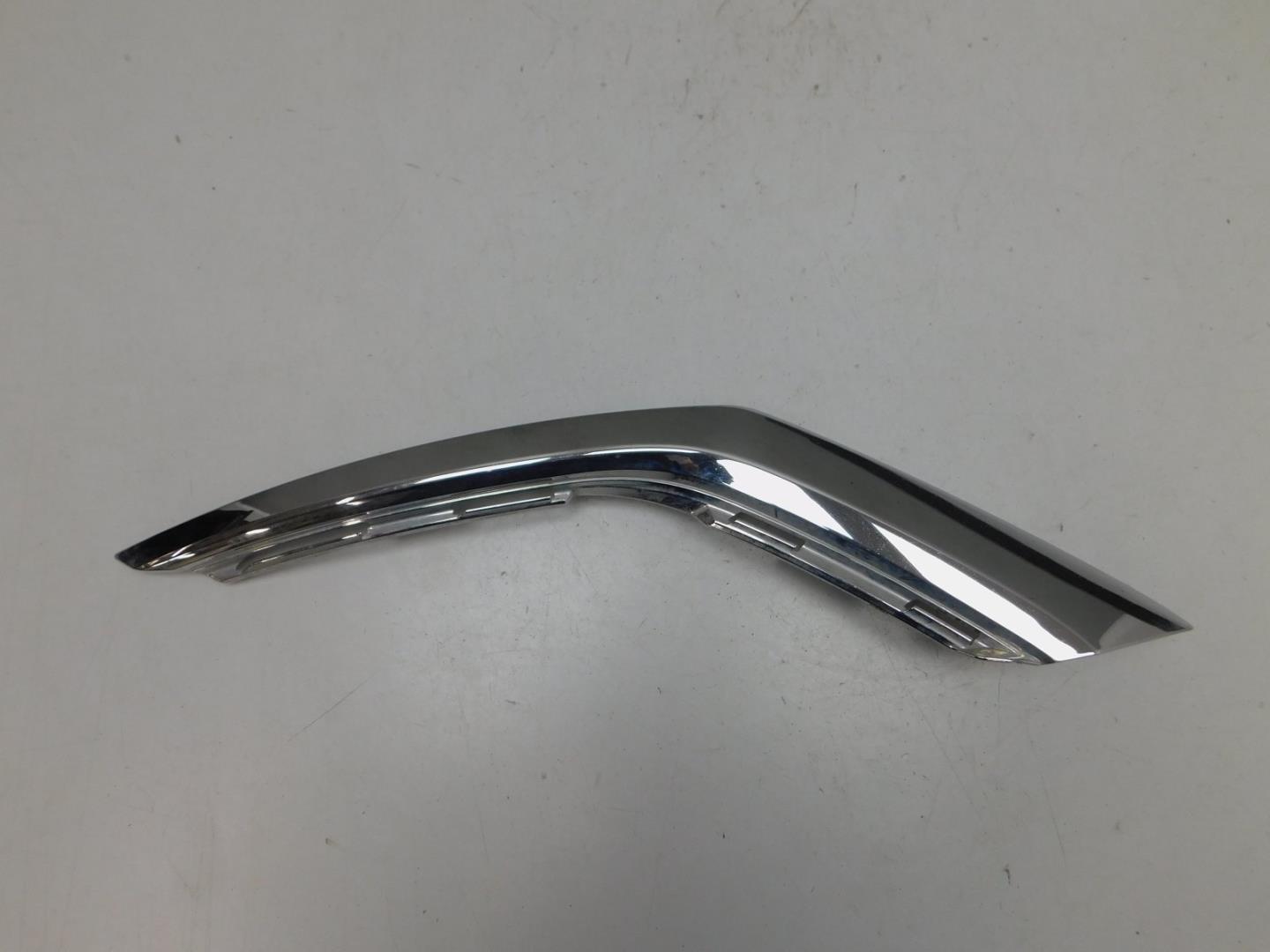 Молдинг переднего бампера