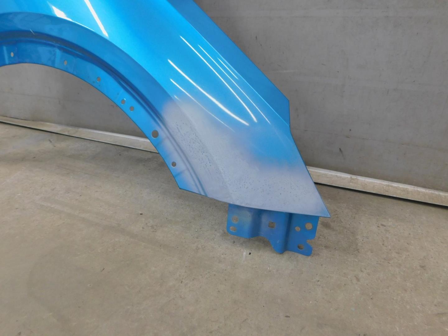 Крыло переднее правое