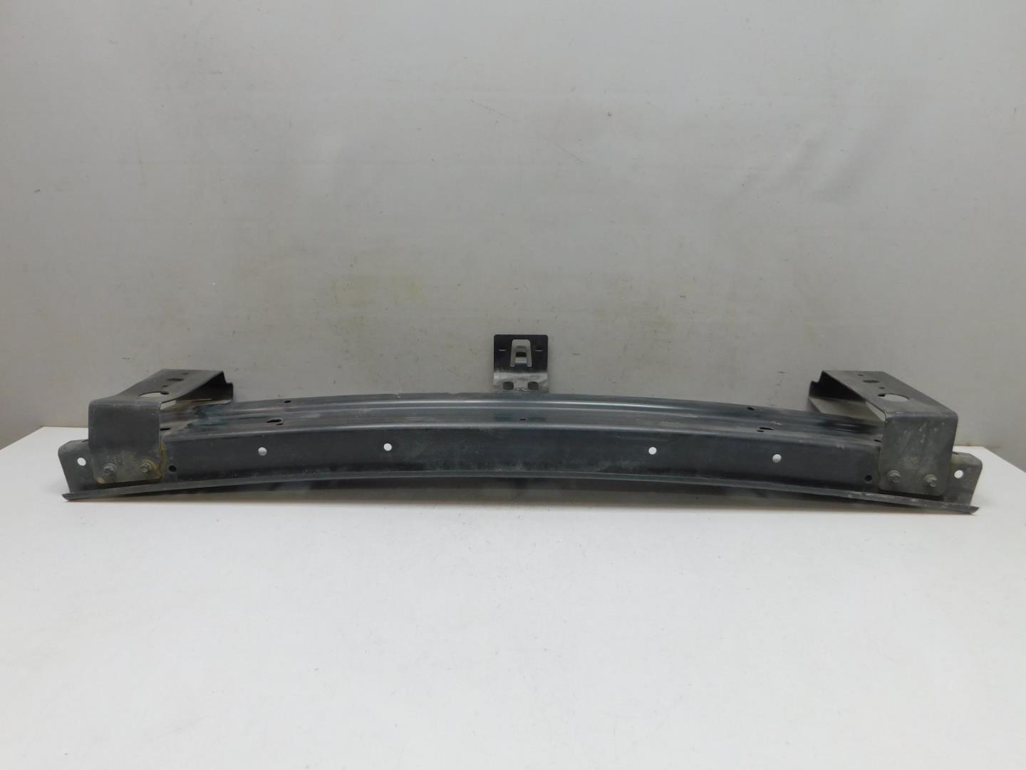 Усилитель переднего бампера