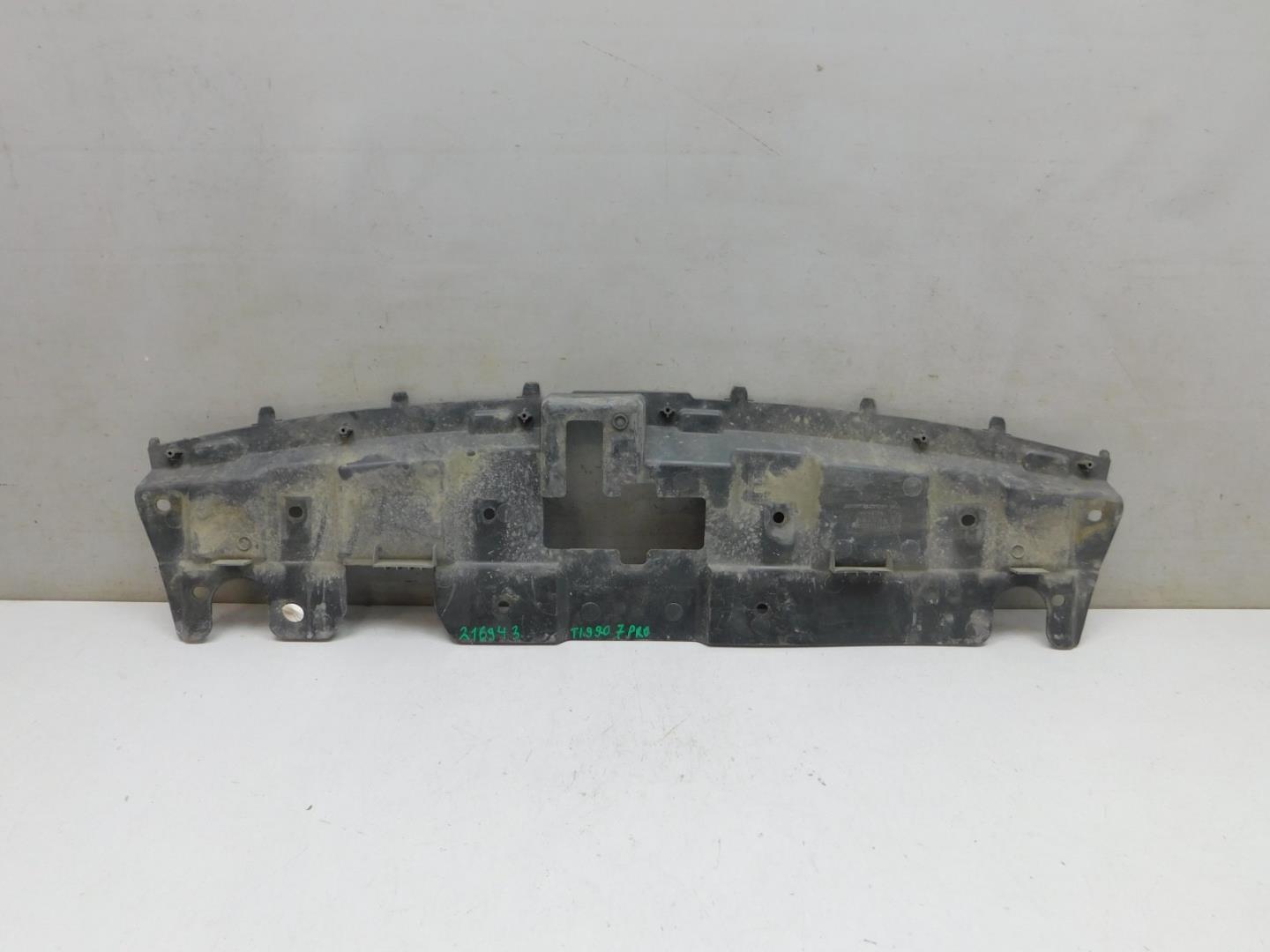 Кожух замка капота