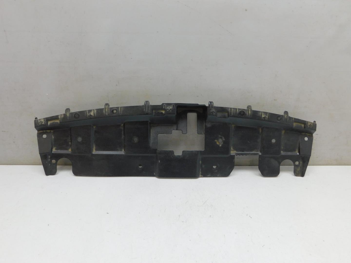 Кожух замка капота