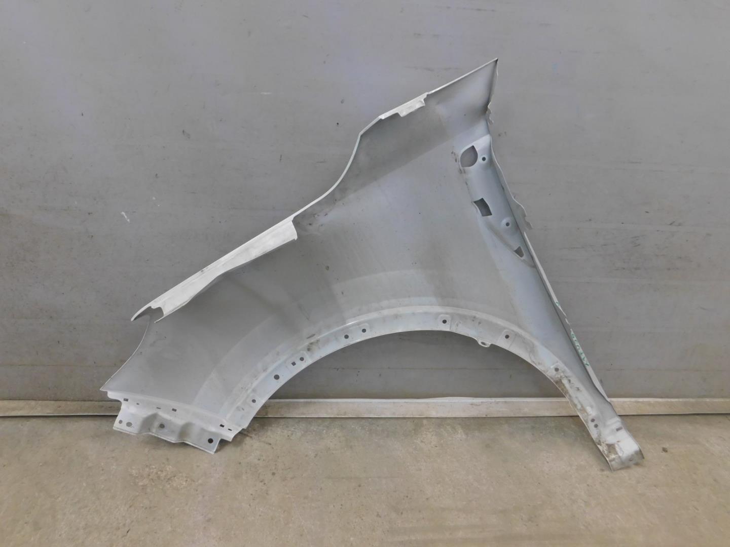 Крыло переднее правое