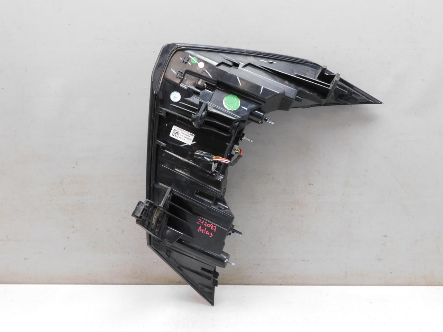 Фонарь задний наружный левый