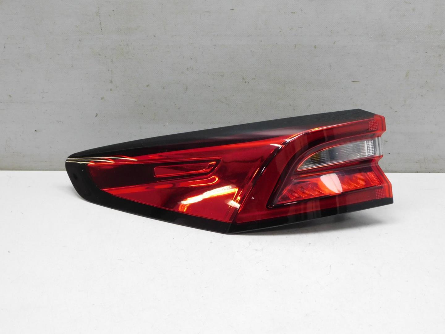 Фонарь задний наружный левый