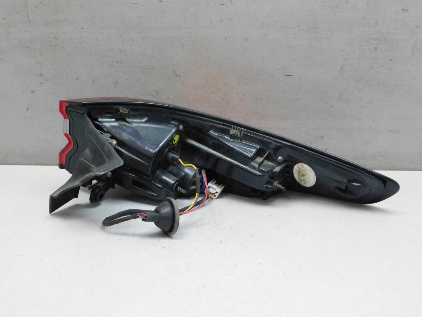 Фонарь задний наружный левый