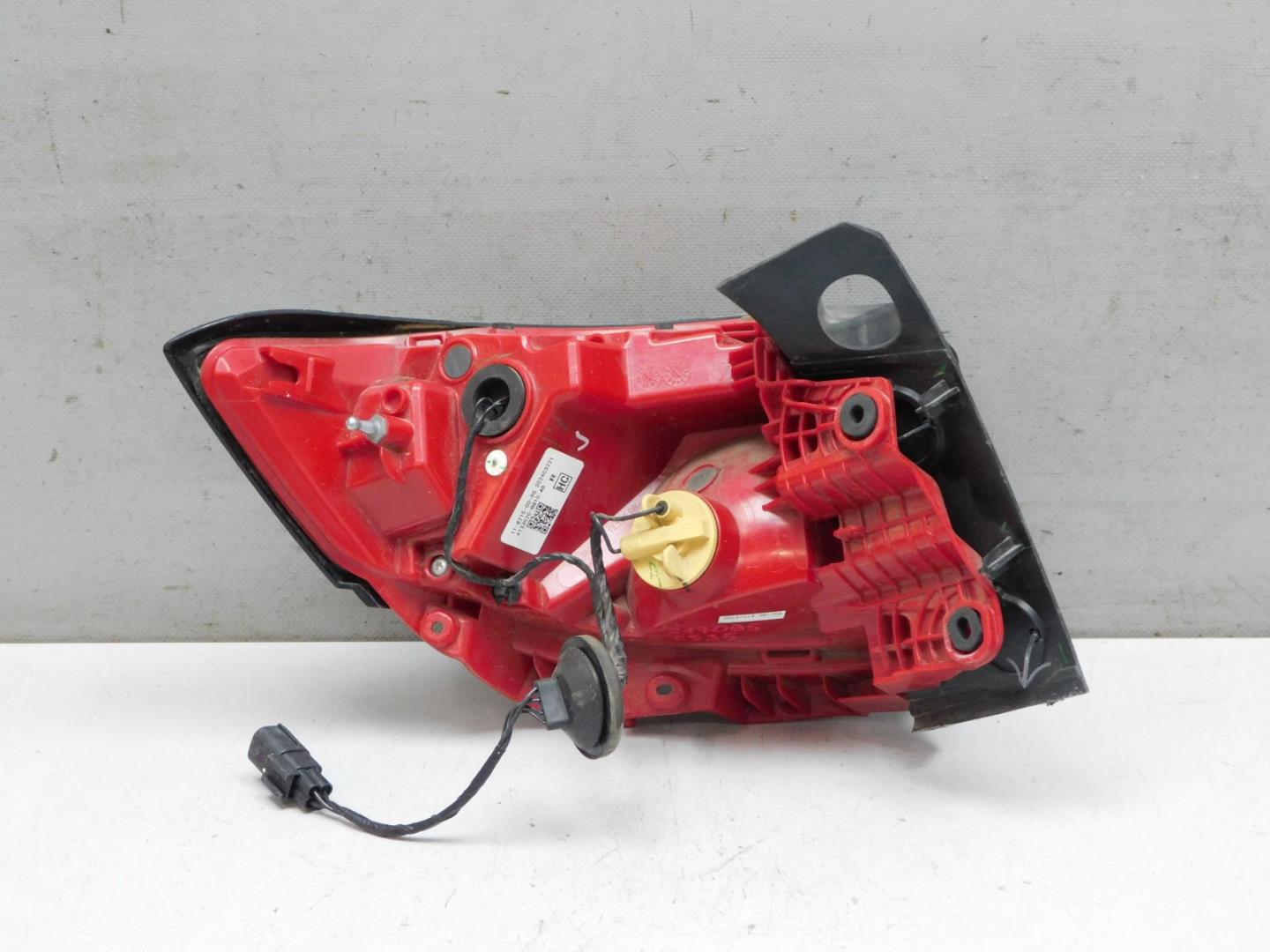 Фонарь задний наружный правый