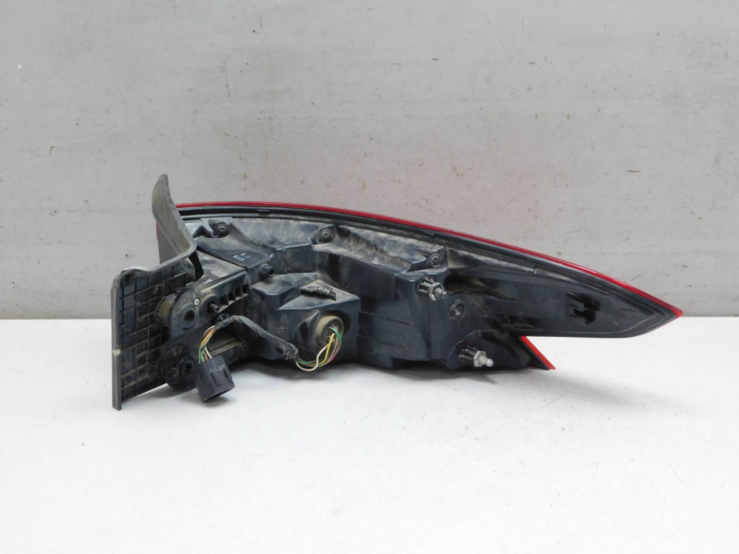 Фонарь задний наружный левый