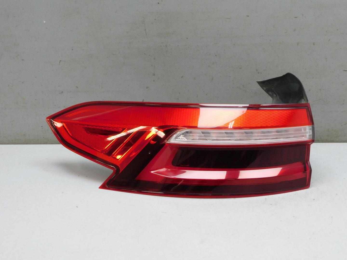 Фонарь задний наружный левый