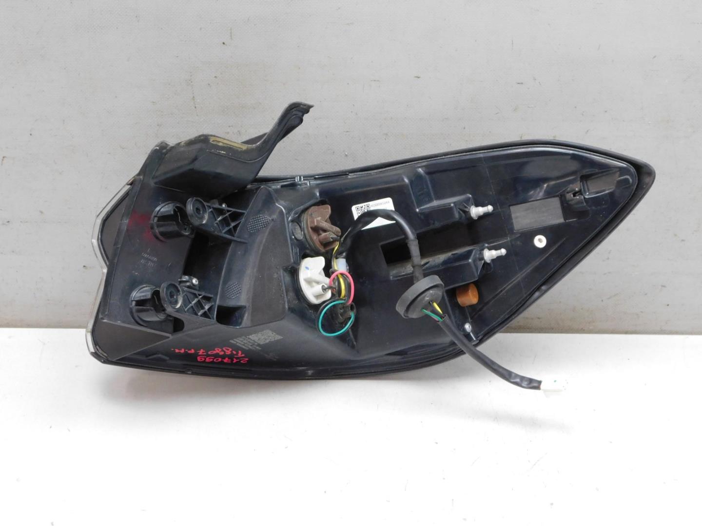 Фонарь задний наружный левый