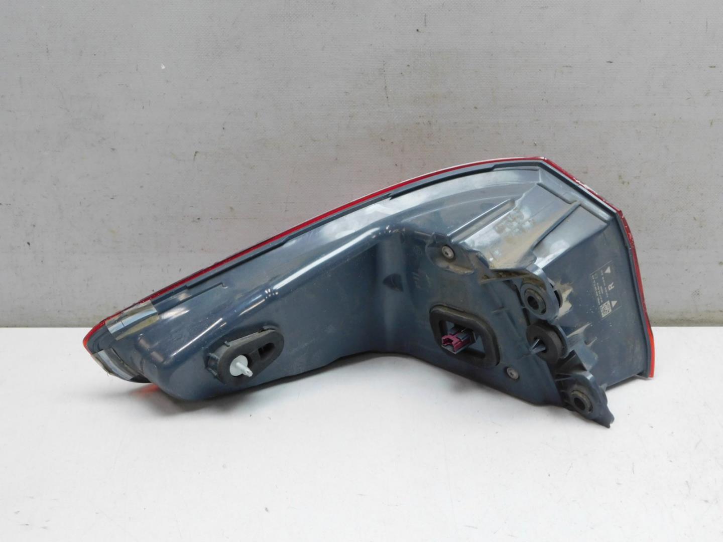 Фонарь задний наружный правый