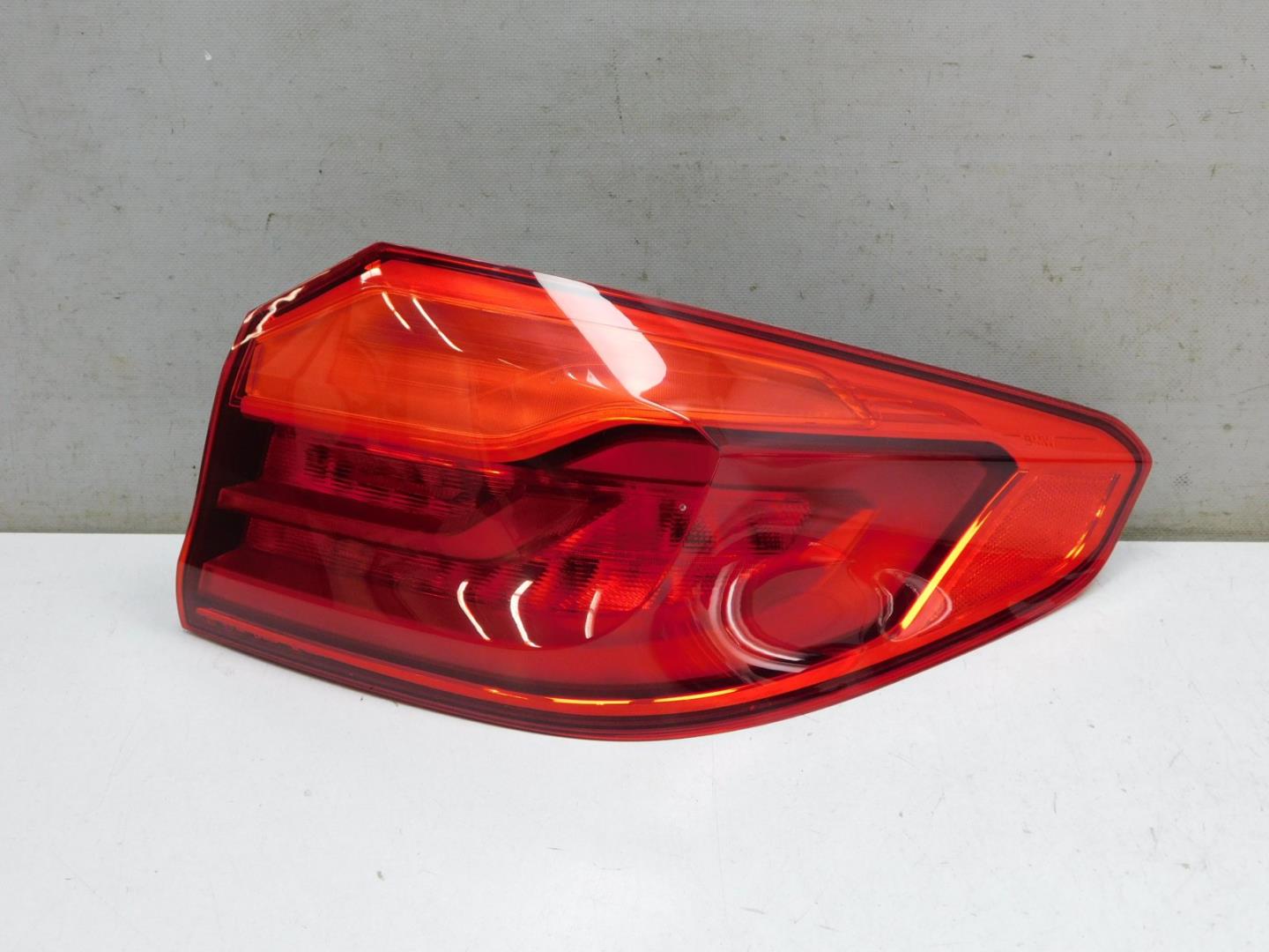 Фонарь задний наружный правый