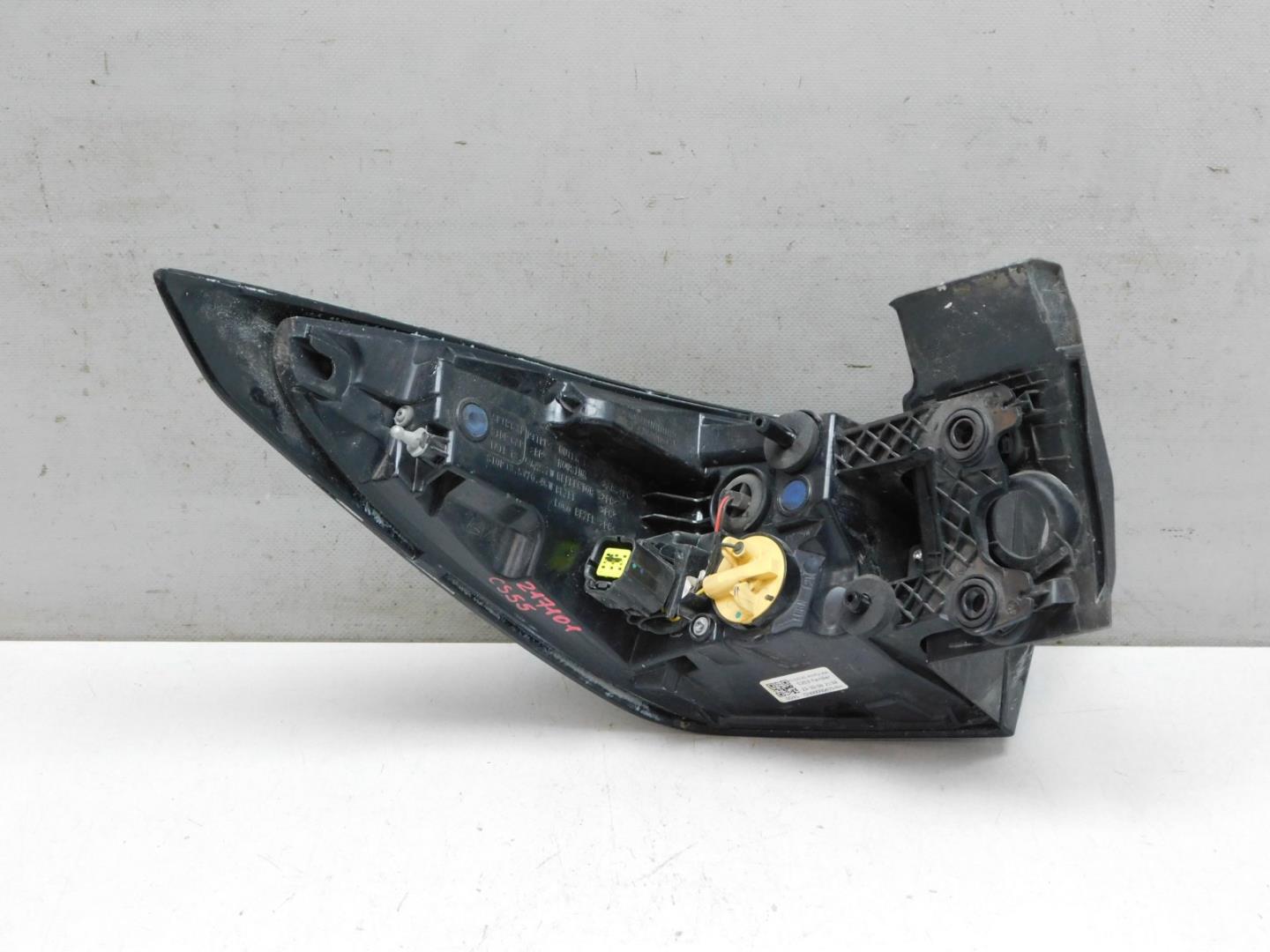 Фонарь задний наружный правый