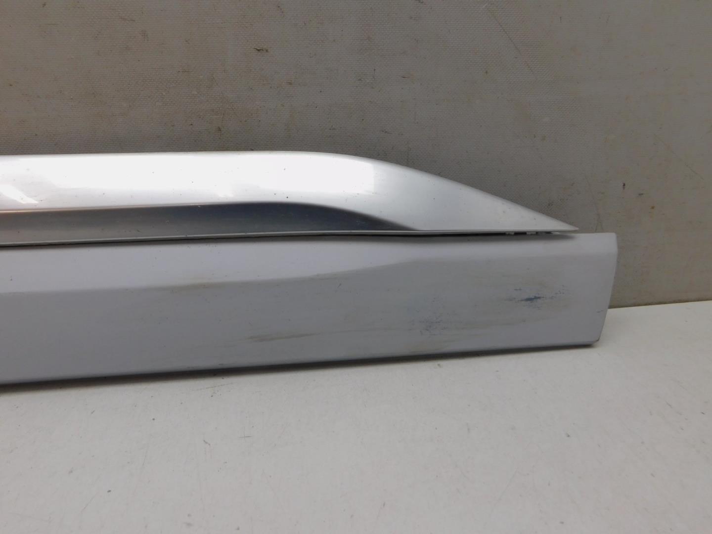 Накладка двери передней правой