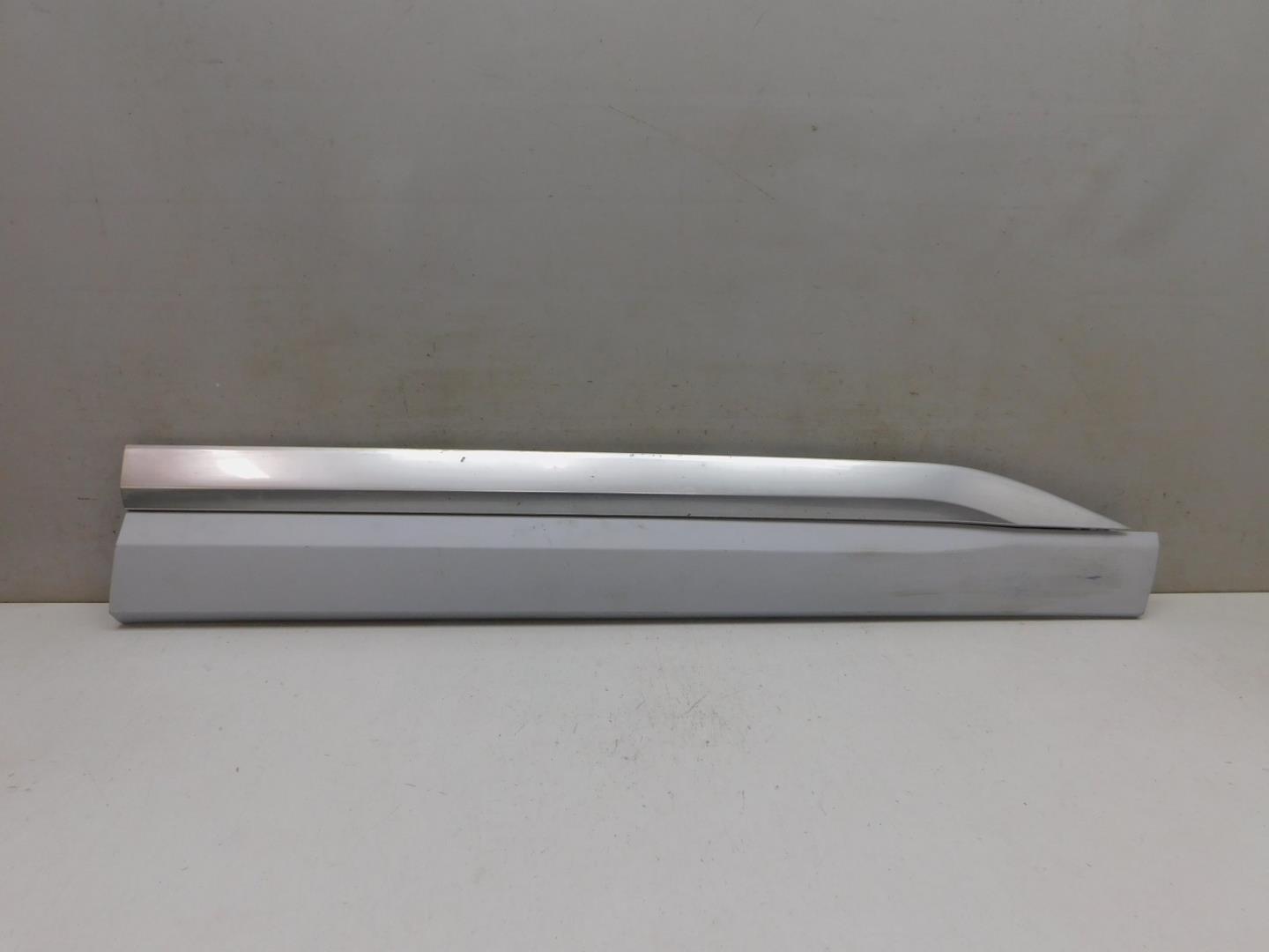 Накладка двери передней правой