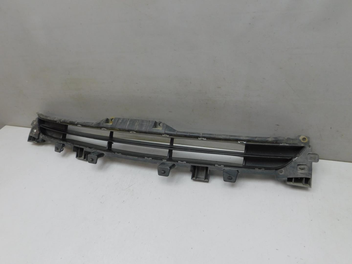 Решетка в бампер центральная