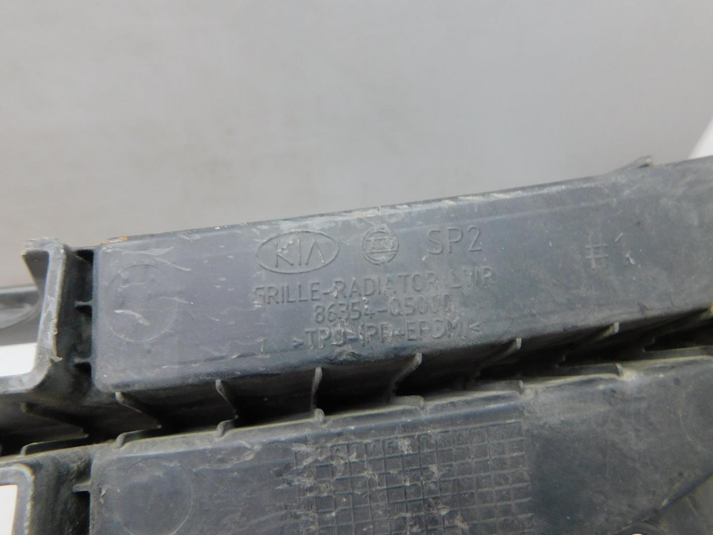 Решетка в бампер центральная