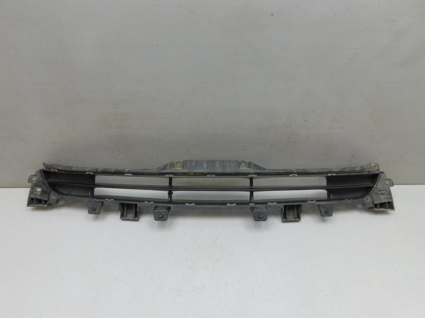 Решетка в бампер центральная