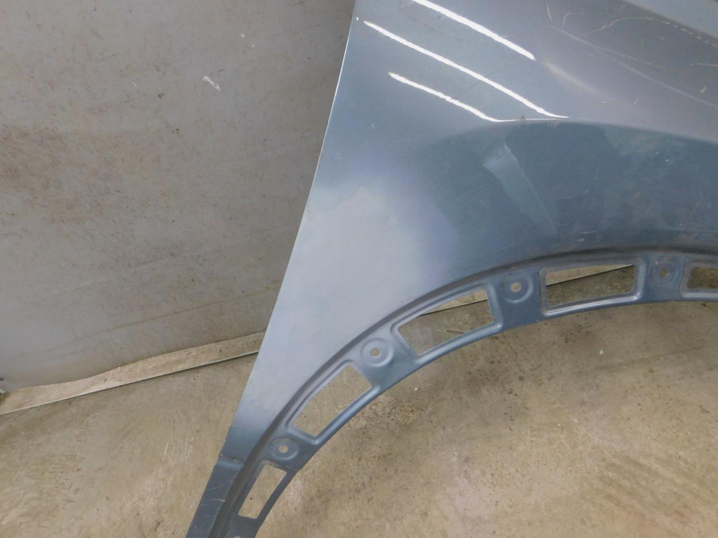 Крыло переднее правое