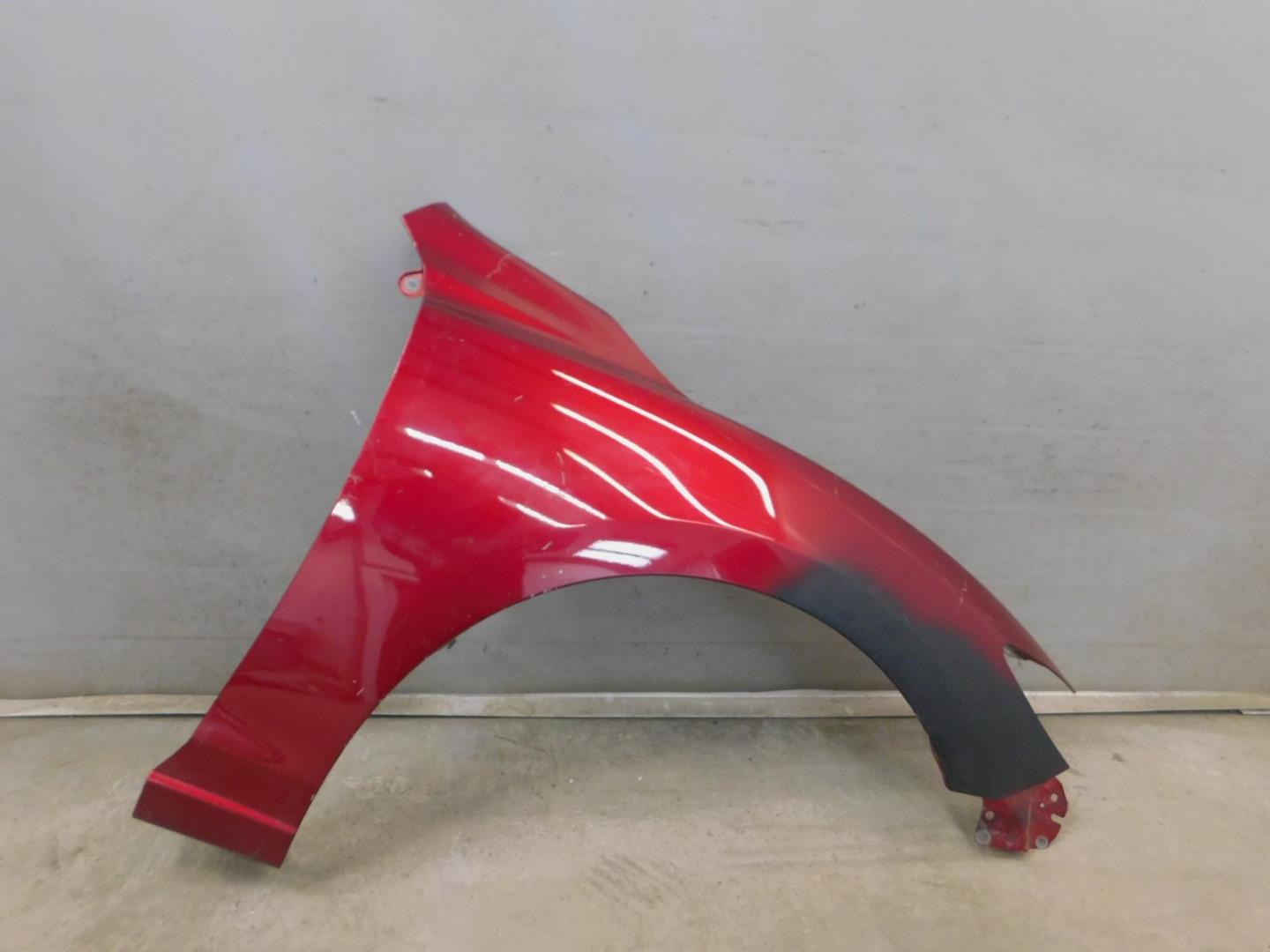 Крыло переднее правое