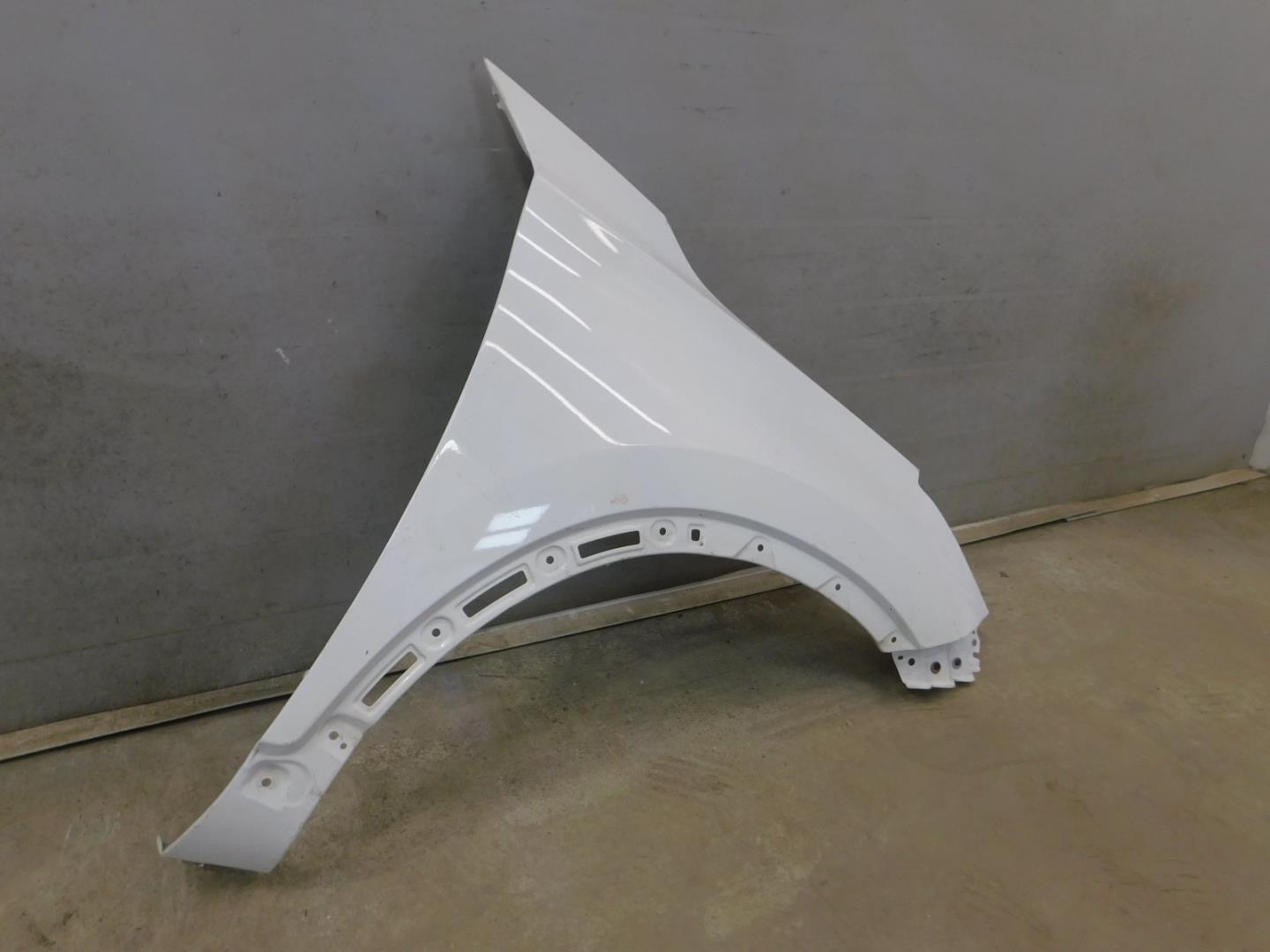 Крыло переднее правое