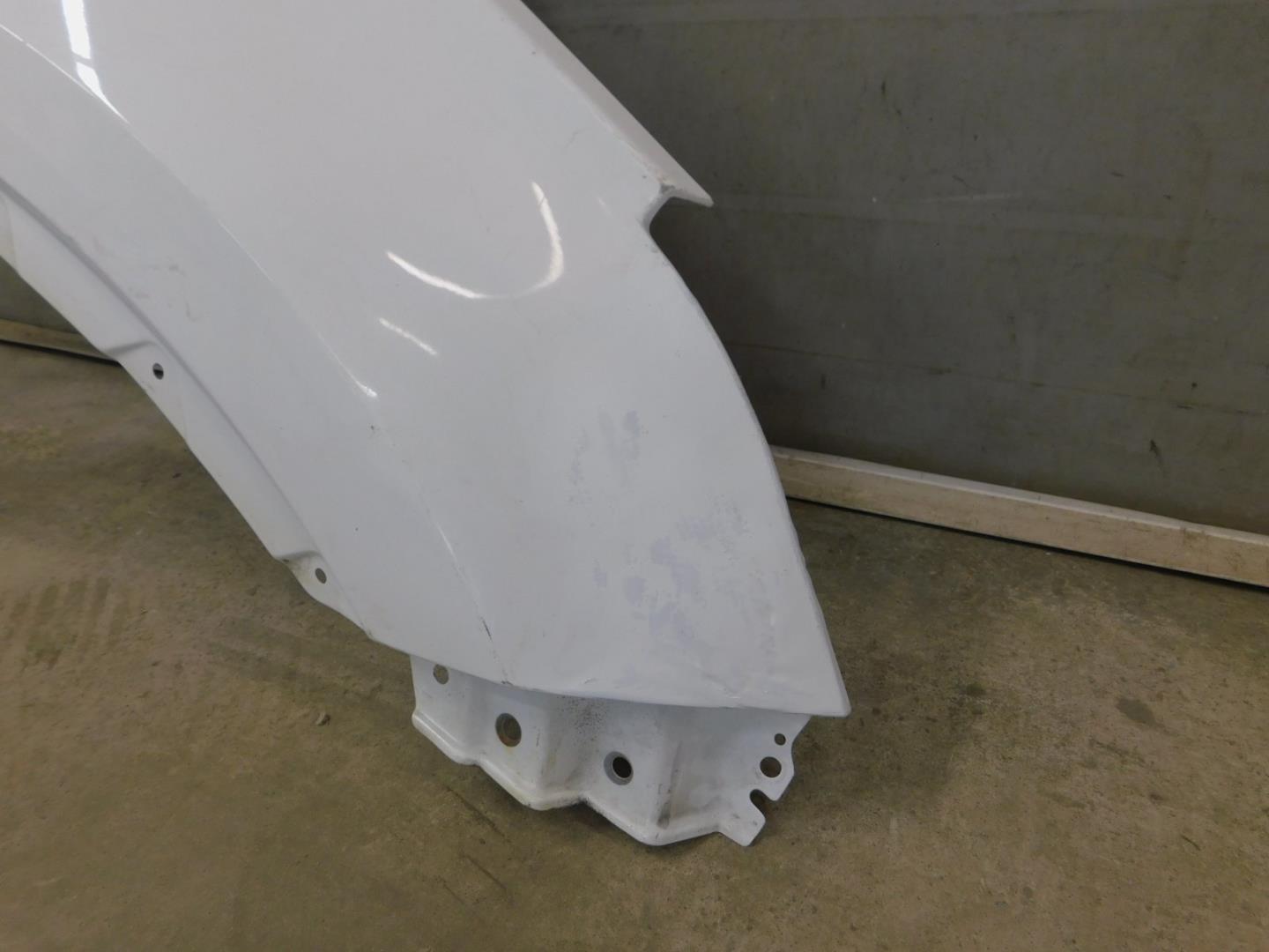 Крыло переднее правое