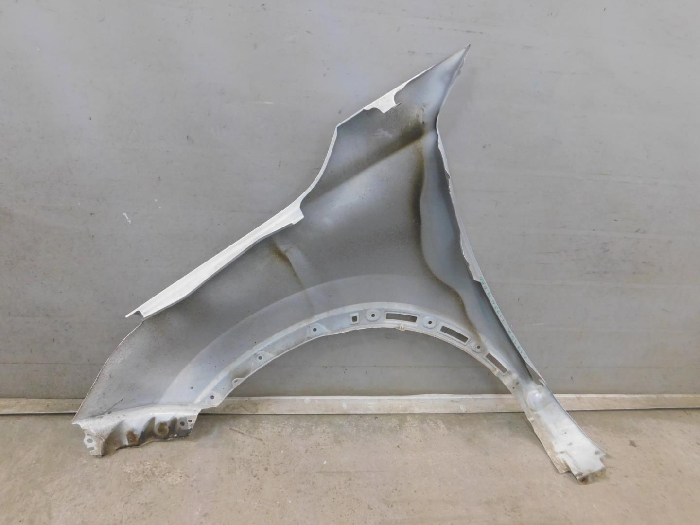 Крыло переднее правое