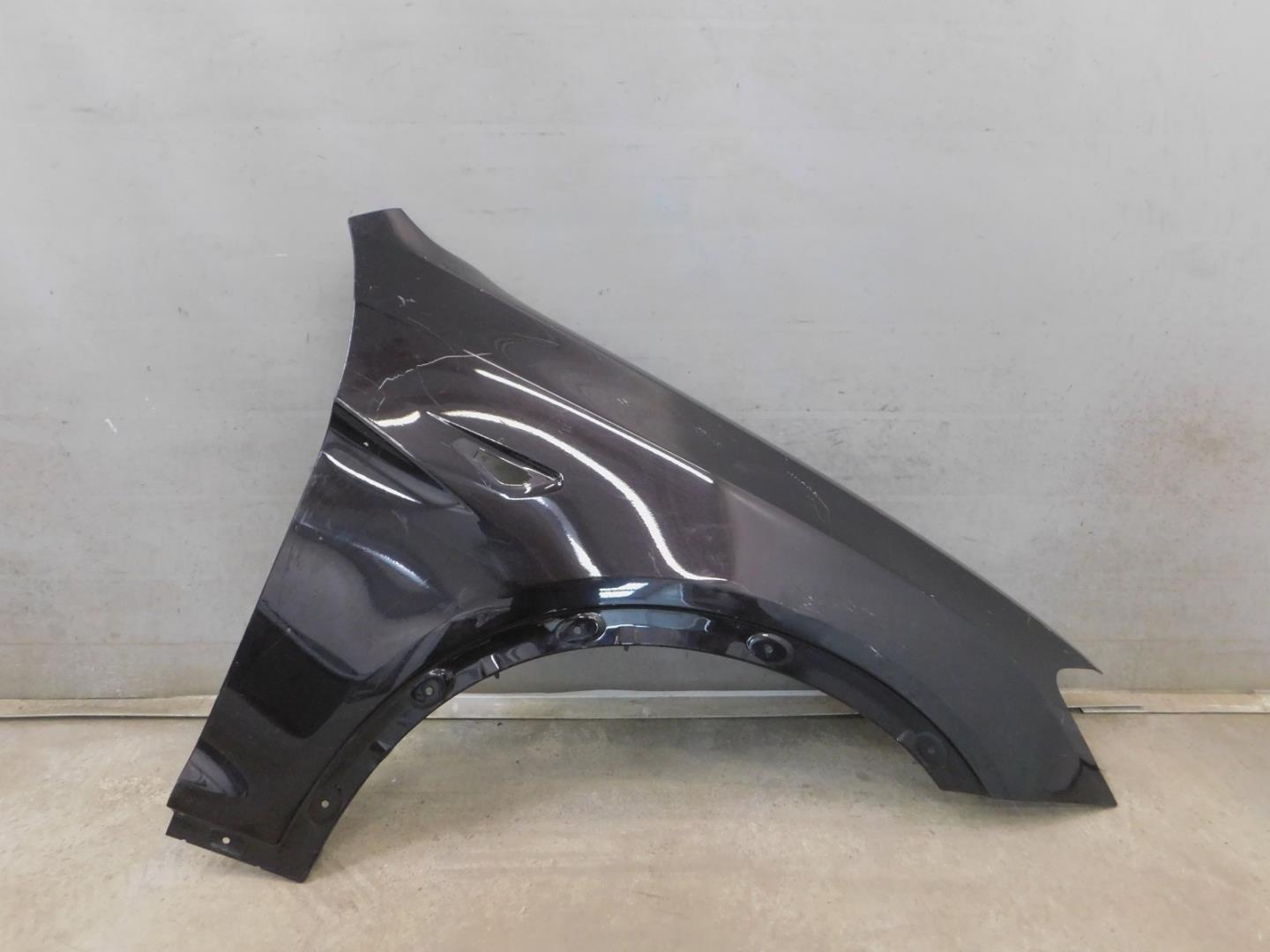 Крыло переднее правое