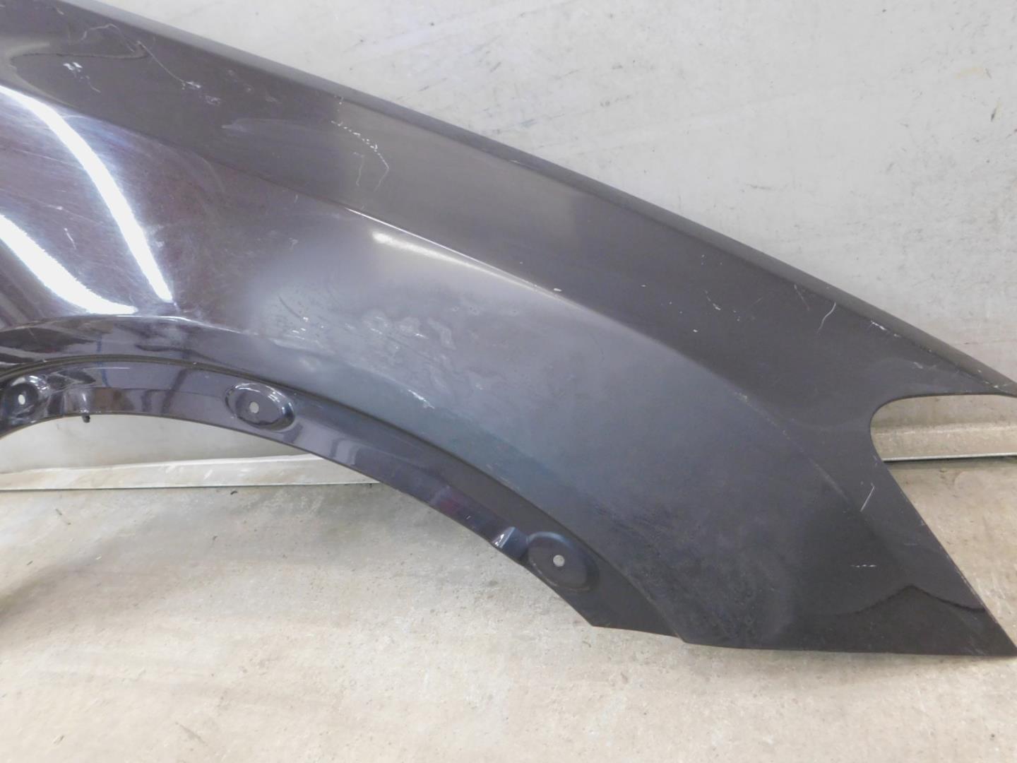 Крыло переднее правое