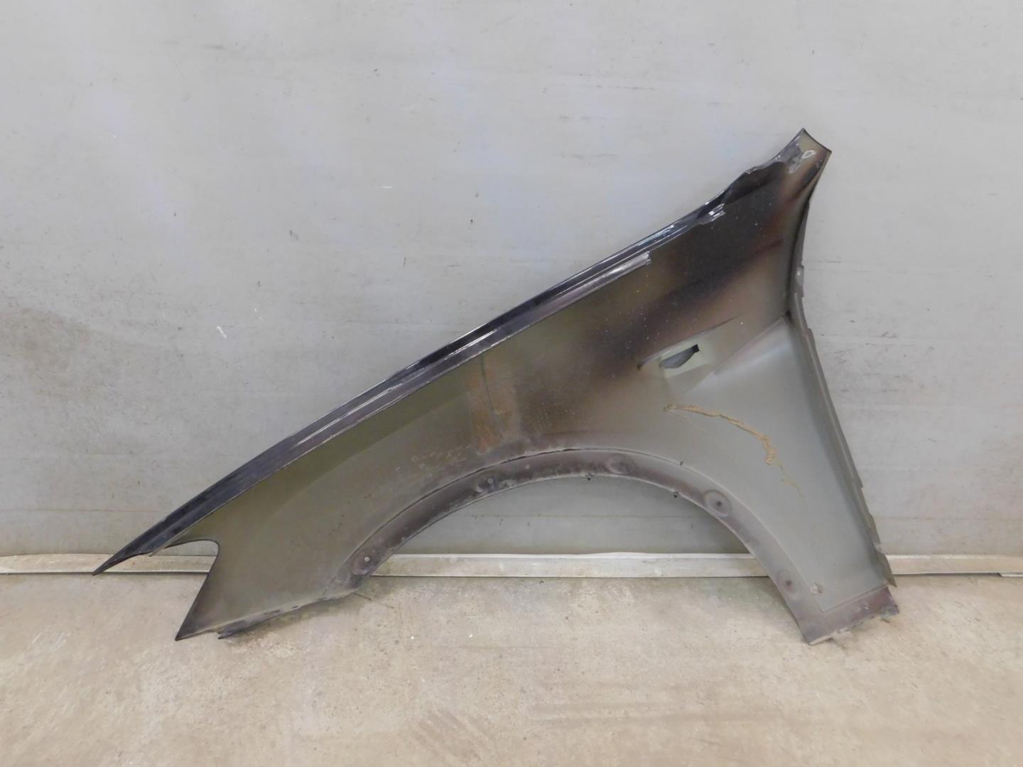 Крыло переднее правое