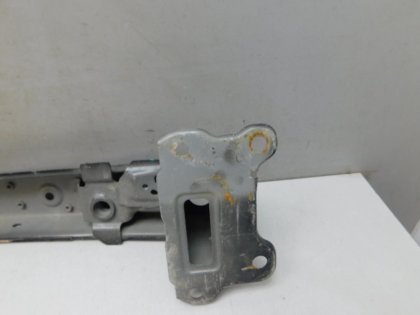 Усилитель переднего бампера