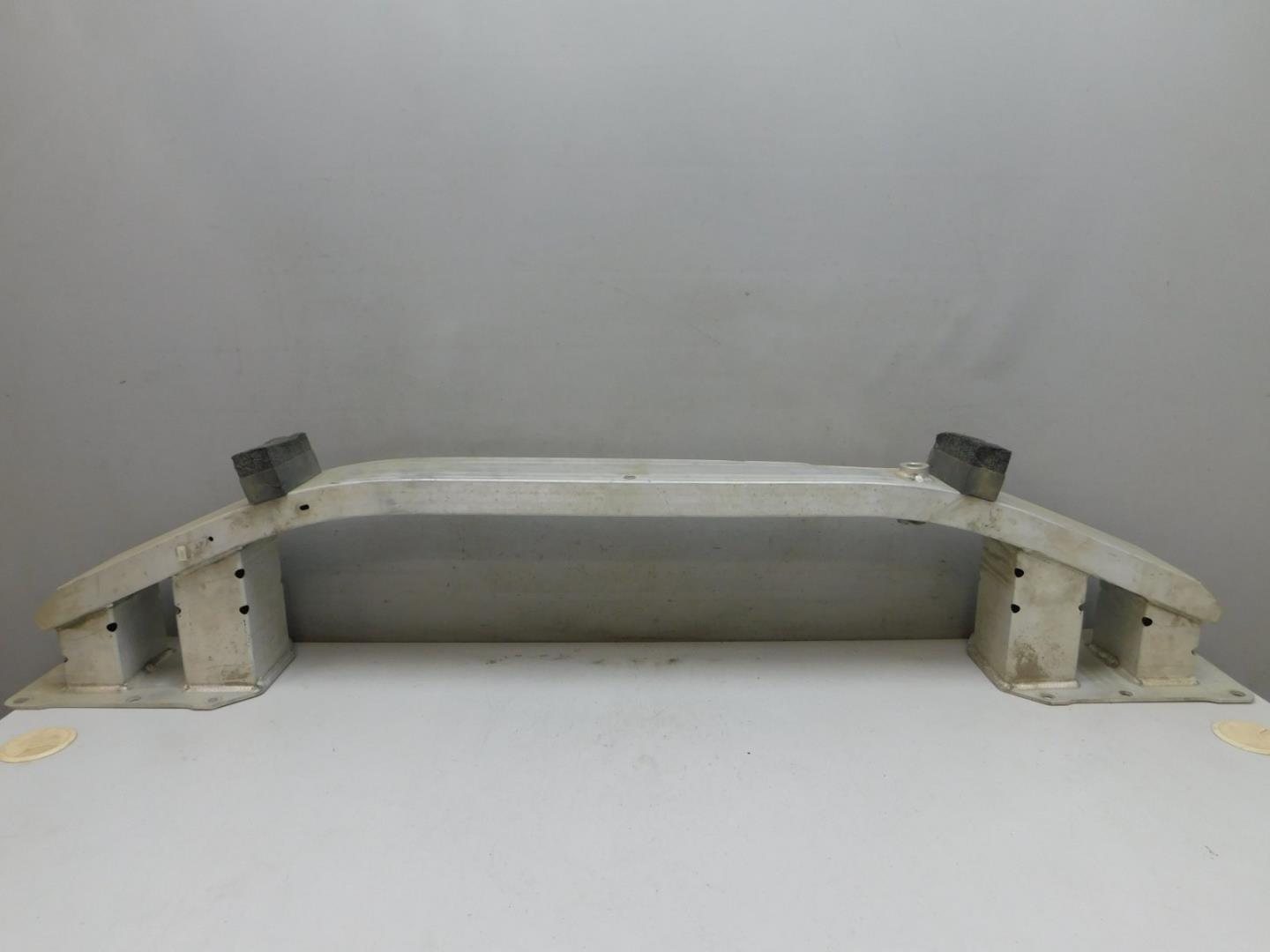 Усилитель переднего бампера