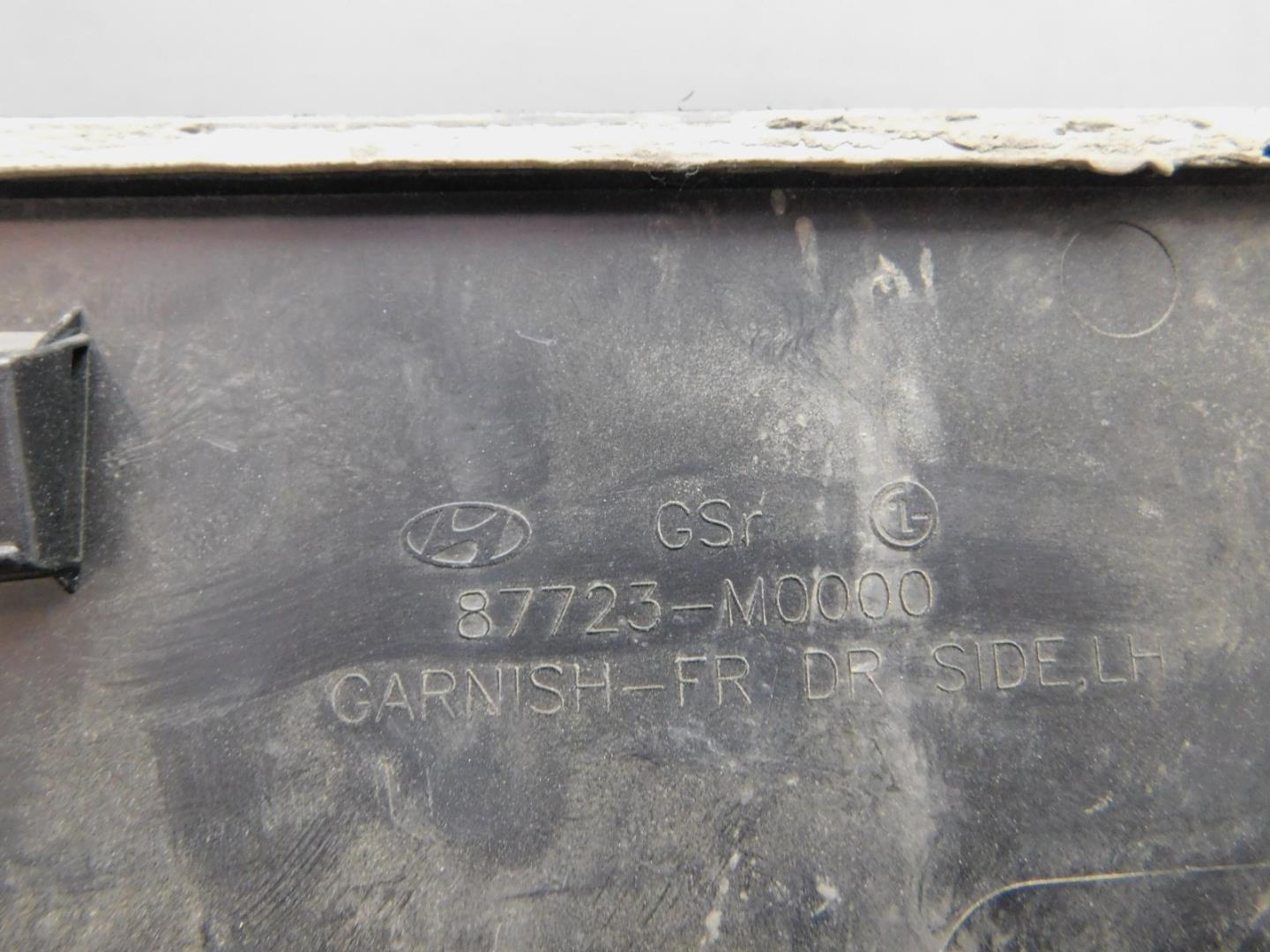 Накладка двери передней левой