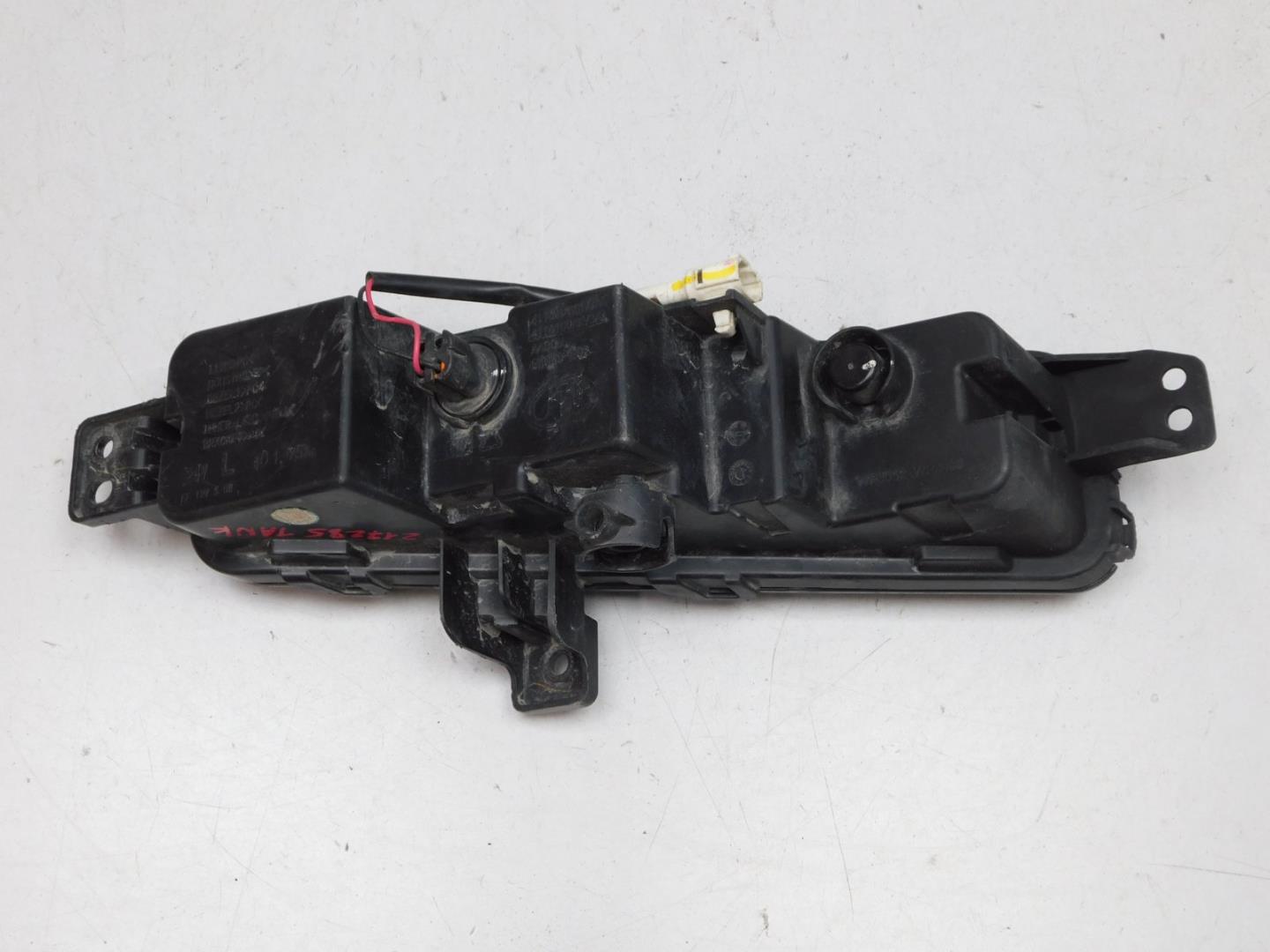 Фара противотуманная левая