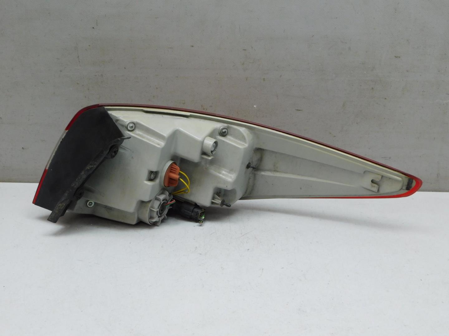 Фонарь задний наружный левый