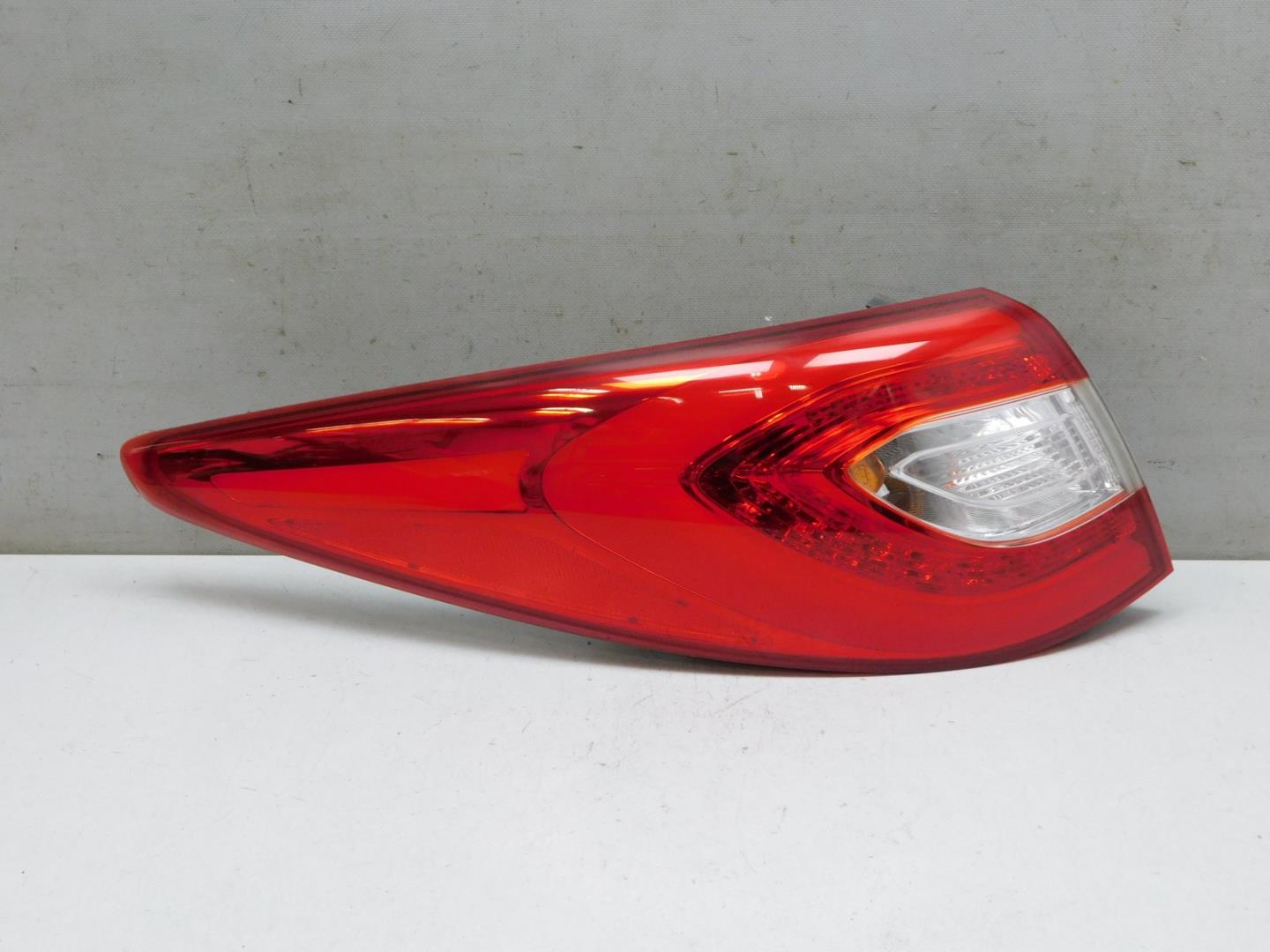 Фонарь задний наружный левый