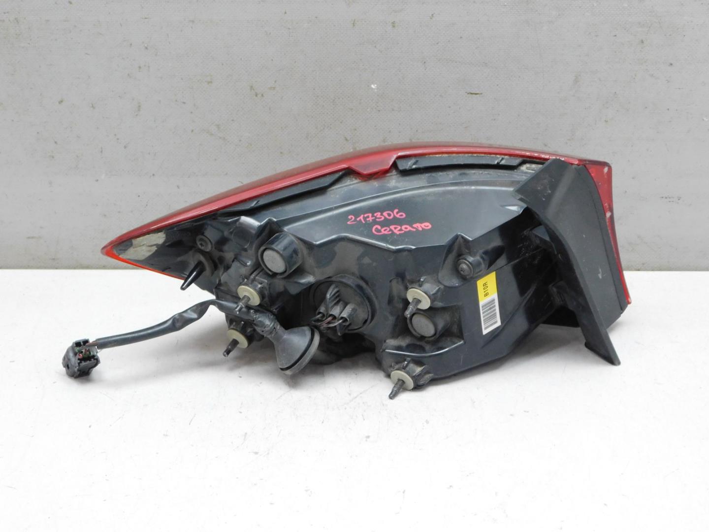 Фонарь задний наружный правый