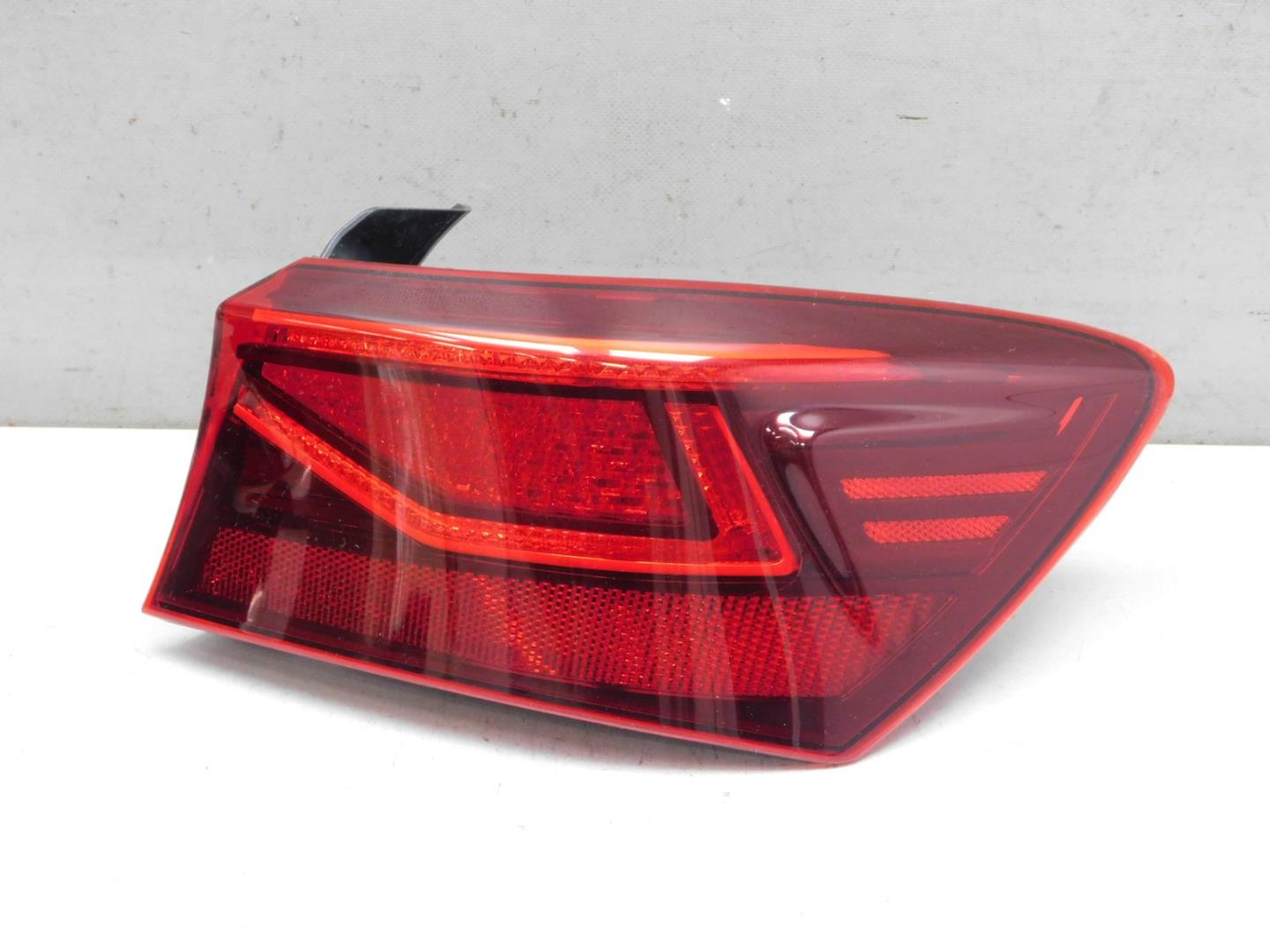 Фонарь задний наружный правый