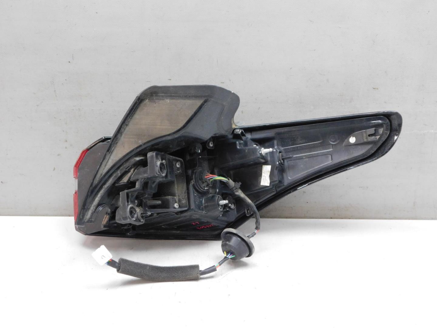 Фонарь задний наружный левый