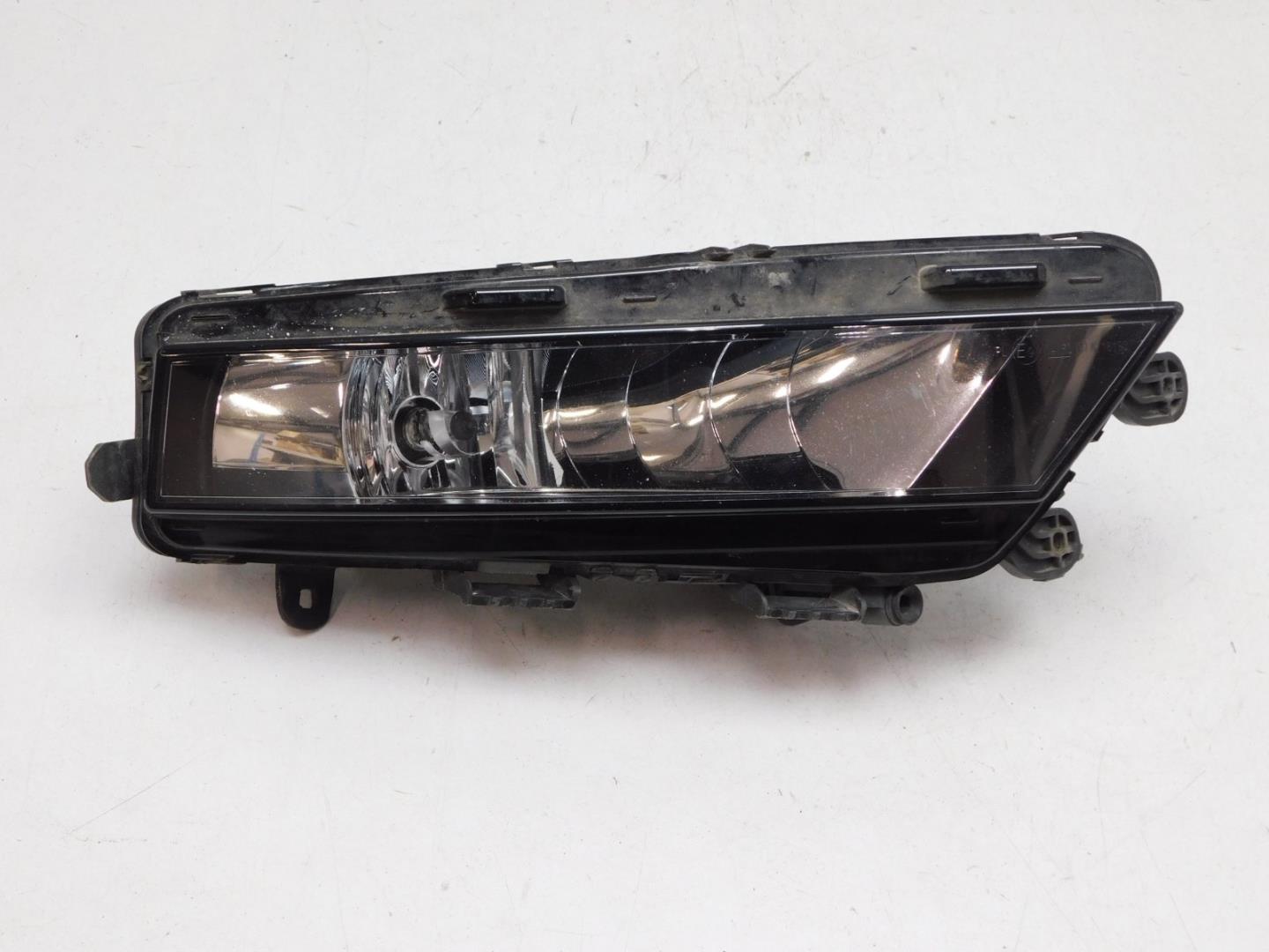 Фара противотуманная правая